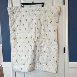 Vintage baby nursey infant comforter white quilt floral retro 80s 40X33”